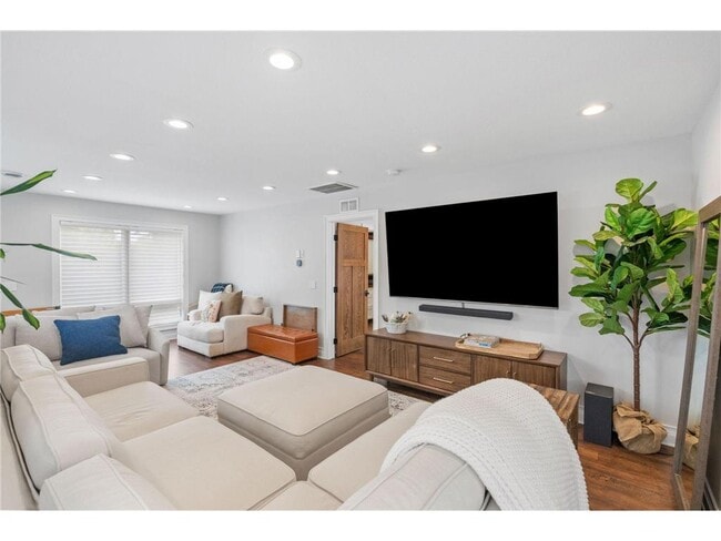 Building Photo - 263 Lexington Parkway S