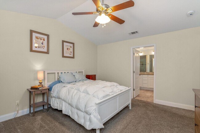 Building Photo - 511 Oak Ave