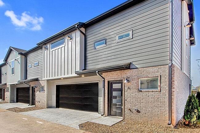 Building Photo - 2 Bed 2 Bath 2 Car Garage Townhome in Rock...