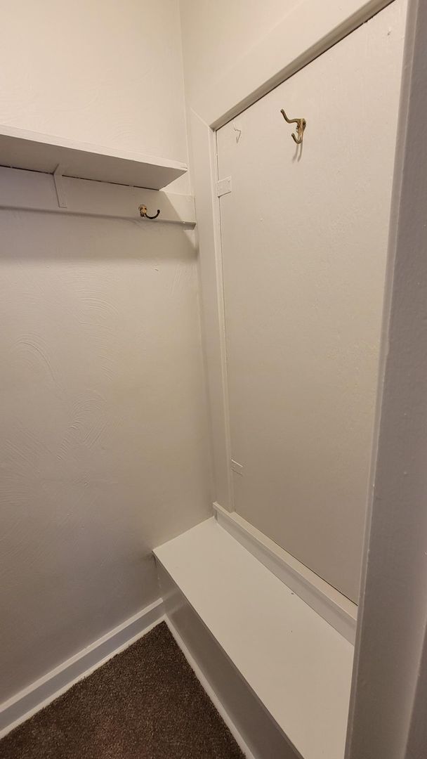 Building Photo - Spacious Three Bedroom Home