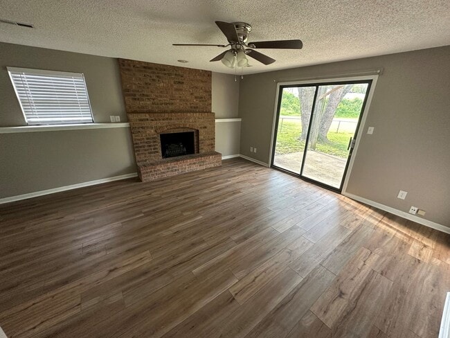 Building Photo - Spacious 3 Bedroom 2 Bath Townhome