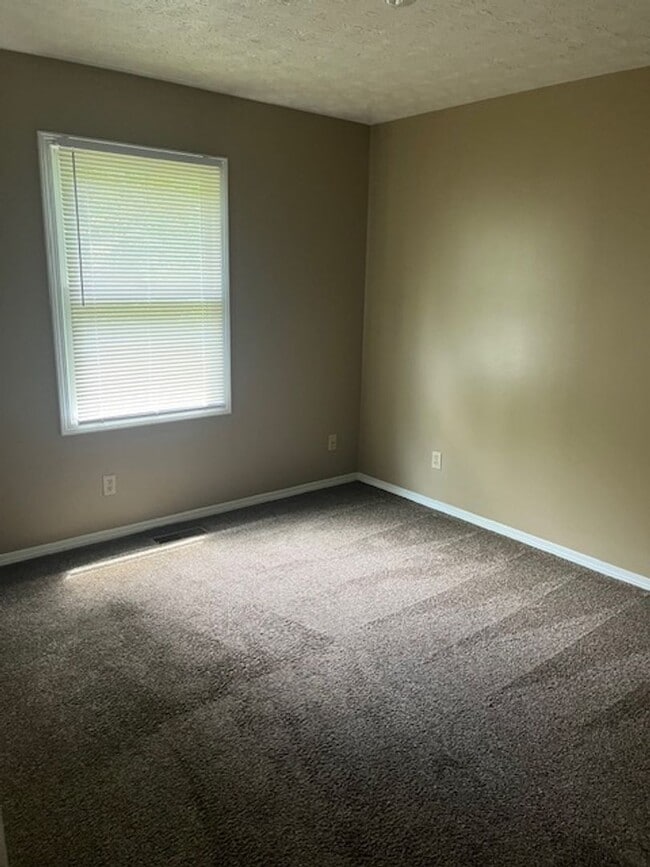 Building Photo - 3 bedroom, 2 bathroom duplex on Bloomingto...