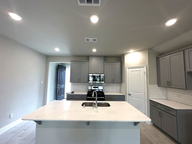 Building Photo - LAGOON Community, like new house.