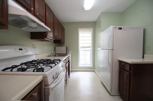 Building Photo - Large upper-level condo