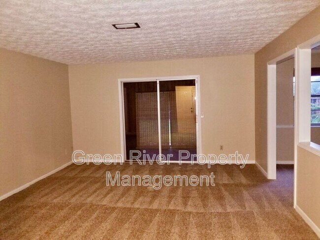 Building Photo - 2758 Oakdale Dr W