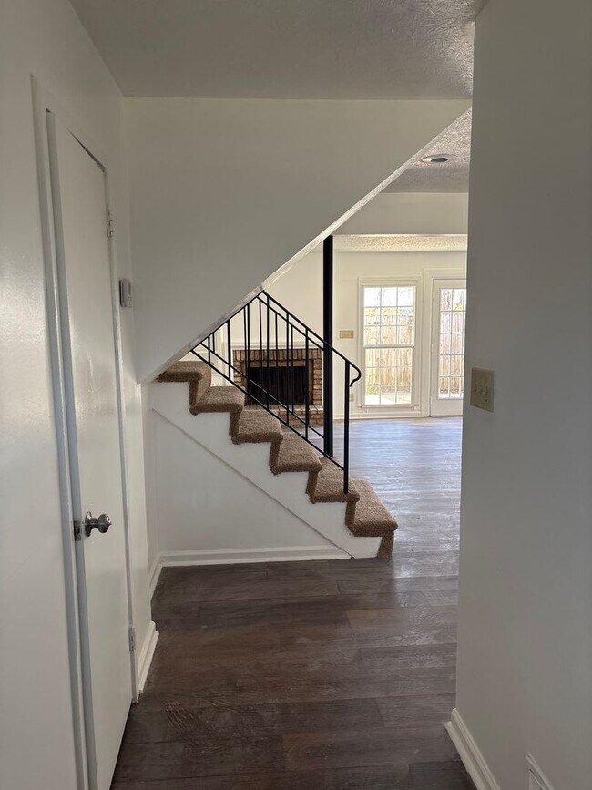 Building Photo - Spacious