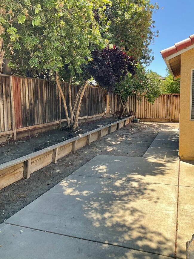 Building Photo - Charming single 3-bedroom rental opportunity!
