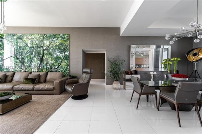 Building Photo - 15901 Collins Ave