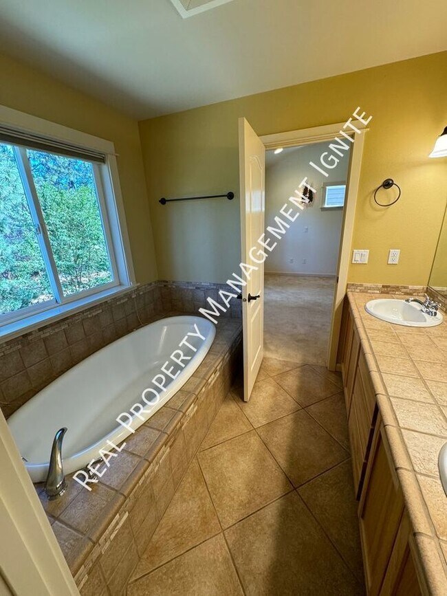 Building Photo - Immaculate Westside Home in the Pine Trees