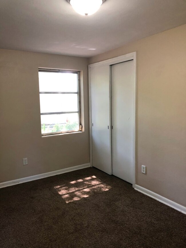 Building Photo - FREE 1ST MONTH RENT 2 Bed 1 Bath Home Pet ...