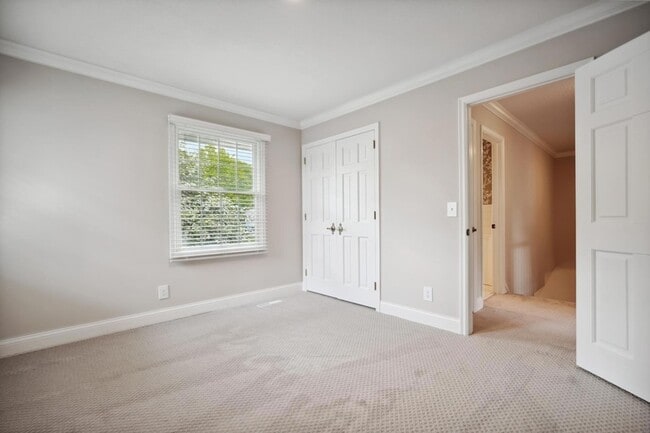 Building Photo - 5721 Londonderry Rd