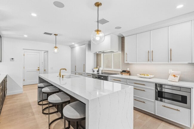 Building Photo - 735 NE 6th St