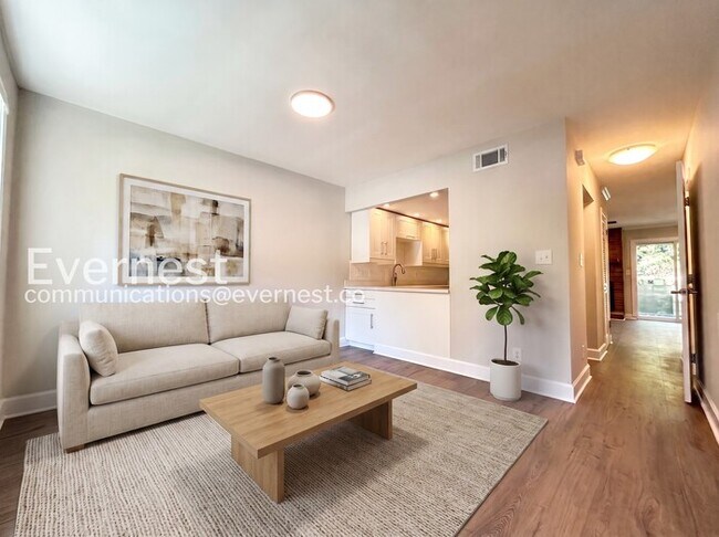 Building Photo - 2 Bed/2.5 Bath Townhome with Off-Street Parking / Available Now!