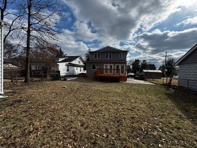 Building Photo - RENOVATED EXPANSIVE 5BD 4BA BRIGHTWOOD HOME