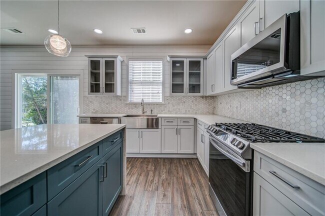 Building Photo - 853 Van Briggle Path NE