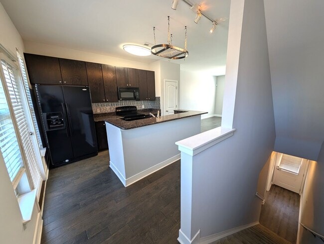 Building Photo - Beautiful, 3 bed, 2 bath Townhome Located ...