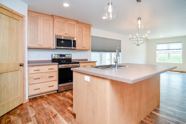 Building Photo - 2220 Blue Stem Ln