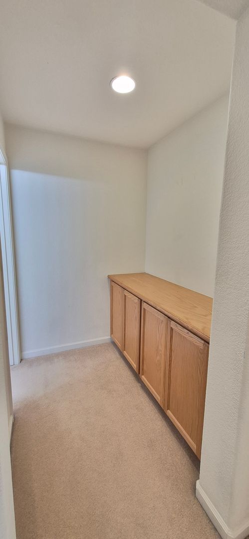 Building Photo - 2080 Mariposa Dr