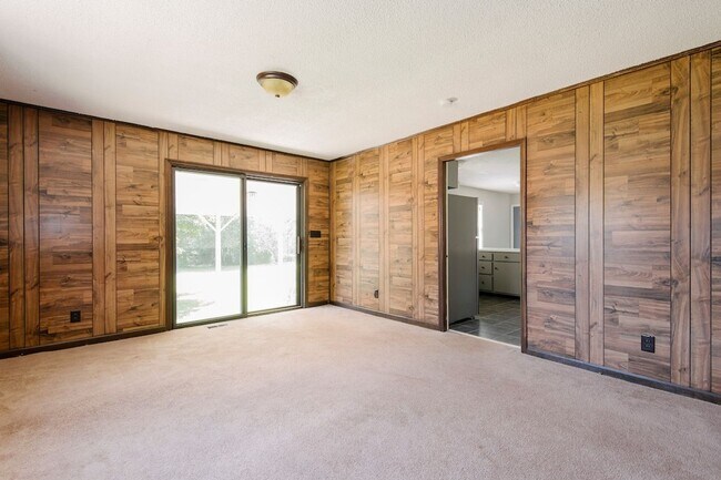 Building Photo - Adorable ranch home with huge fenced yard mid June!