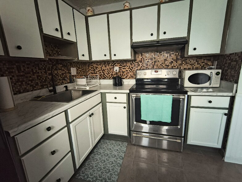 Building Photo - 1418 Collins Ave