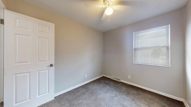 Building Photo - Elyria - updated 2 bedroom/1 bath townhouse.