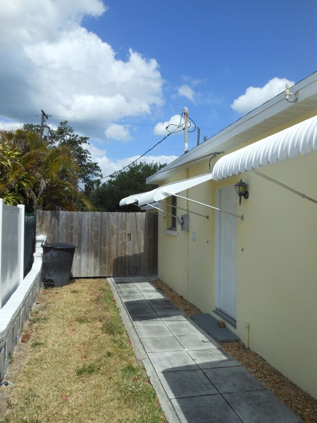 Building Photo - CHARMING 2 BEDROOM, 1 BATH HOME 3 BLOCKS F...