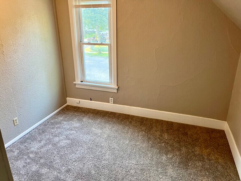 Building Photo - 729 W Cavour Ave