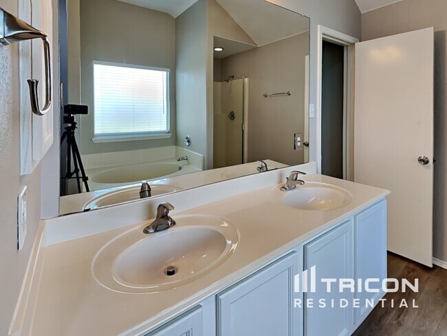 Building Photo - 6701 Fairglen Dr