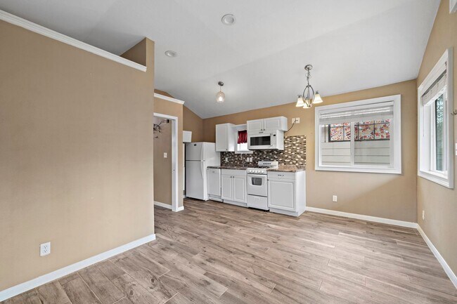 Building Photo - Gorgeous 4 bed/2.5 bath two story home in ...