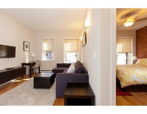 Building Photo - 303 Newbury St