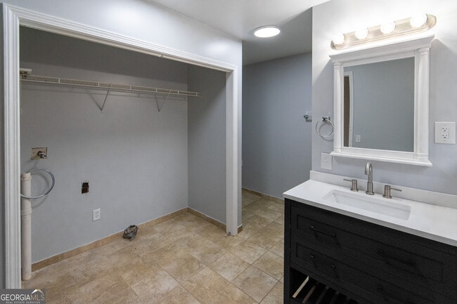 Building Photo - 7971 Roosterville Rd