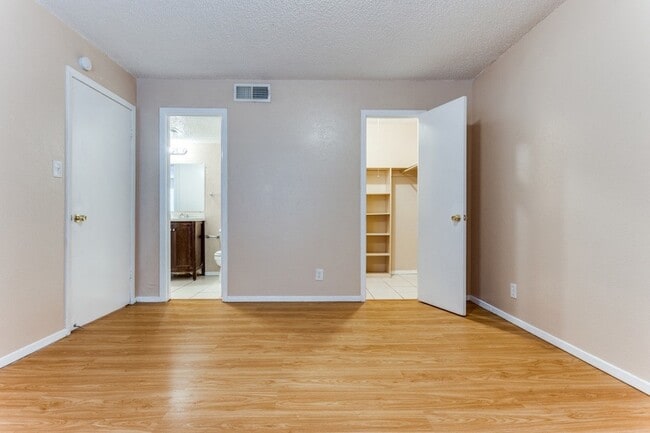 Building Photo - 919 S Weatherred Dr