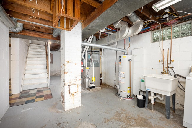 Building Photo - 708 Dwight St