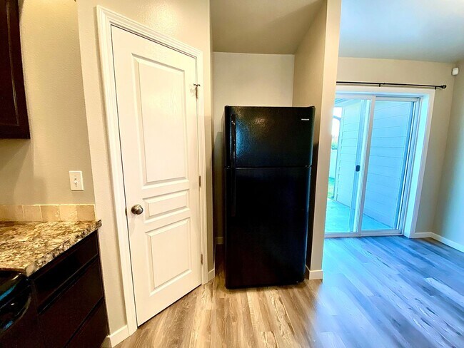 Building Photo - 4 Bedroom + Bonus with 2 baths available 8/22