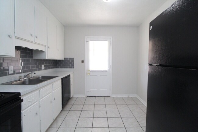 Building Photo - North Pensacola 2BR Duplex Near UWF & I-10 with All-Electric Living, Eat-In Kitchen & Washer/Drye...