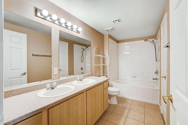 Building Photo - LOCATION! LOCATION! LOCATION! Move-in read...