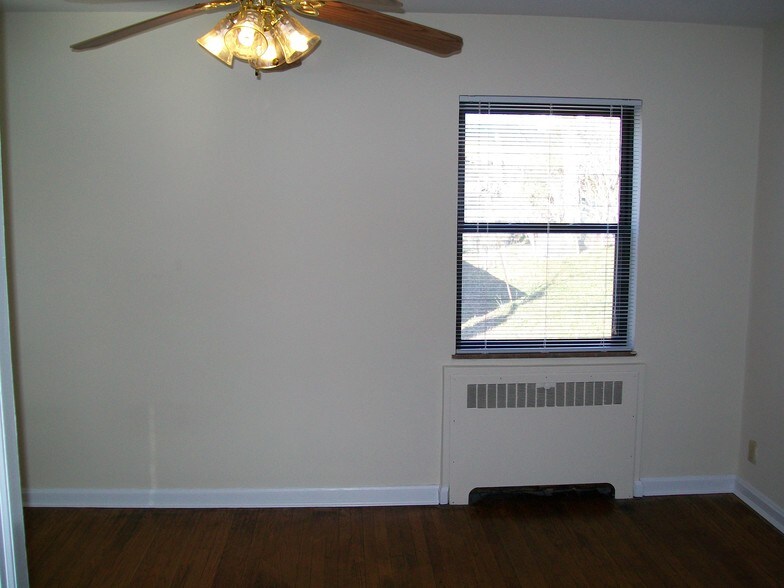Building Photo - 572 Howell Ave