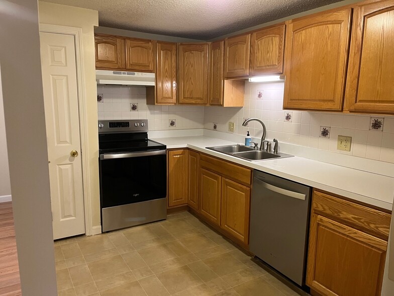 Building Photo - 688 Boston Post Rd E