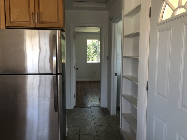 Building Photo - 2-Bedroom Richmond Home with Laundry Machi...