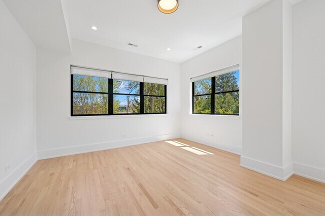 Building Photo - 2755 Eastwood Ave