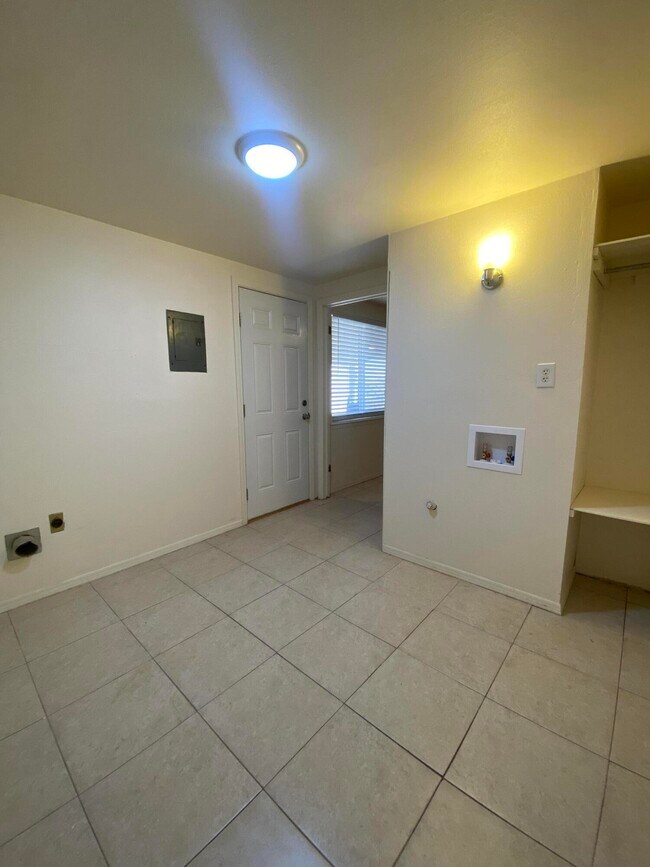 Building Photo - 10457 Omega Cir