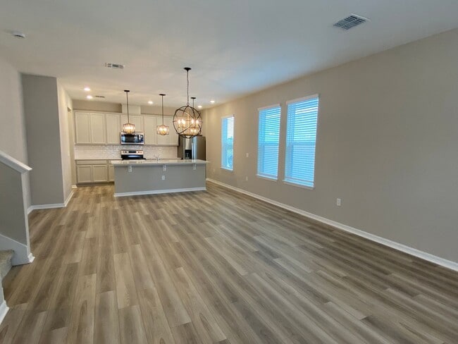 Building Photo - 4/2/5 Winter Garden Townhouse