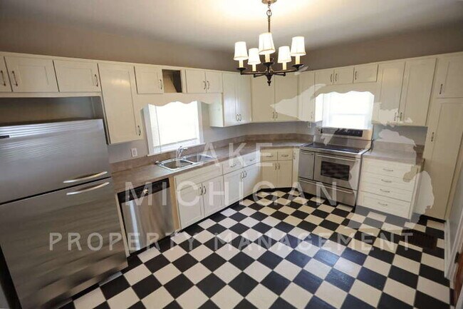 Building Photo - 841 Capen St NE