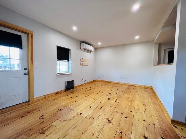 Building Photo - 88 Miller St