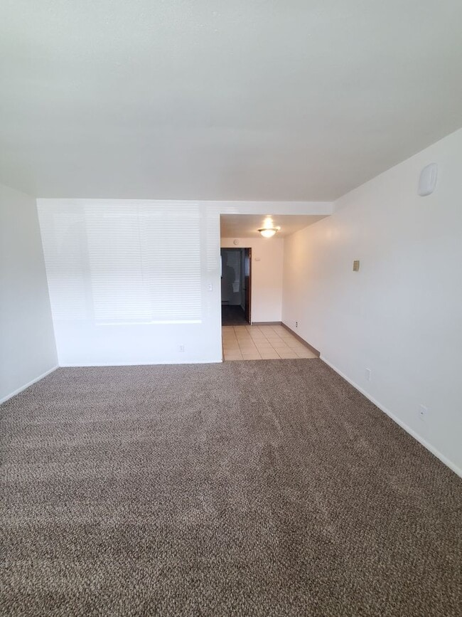 Building Photo - 1 Bedroom Apartment-August rent FREE!
