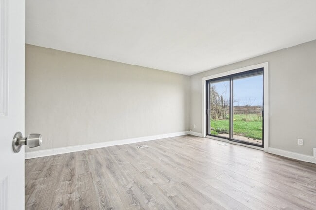 Building Photo - 1406 Busse Rd
