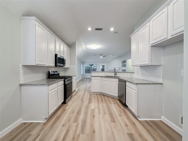 Building Photo - 27 Auburn Path Dr