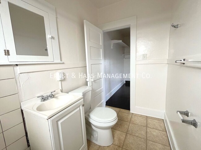 Building Photo - Wonderful Studio Apartment Near Downtown L...