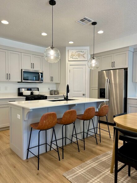 Primary Photo - 832 S American Beech Ln