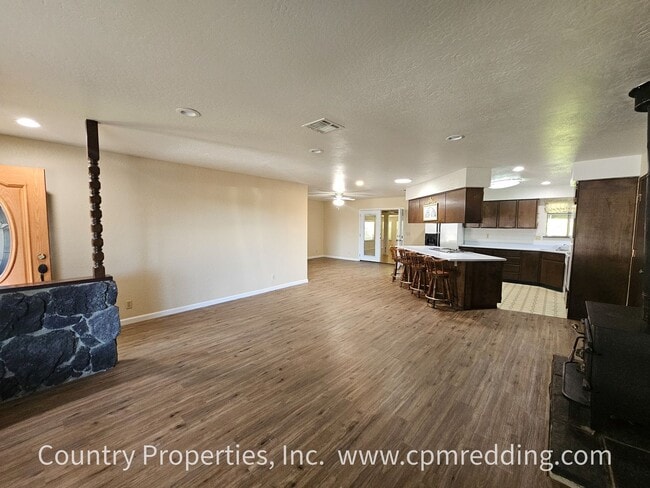 Building Photo - Price Reduced! Spacious House with Landsca...